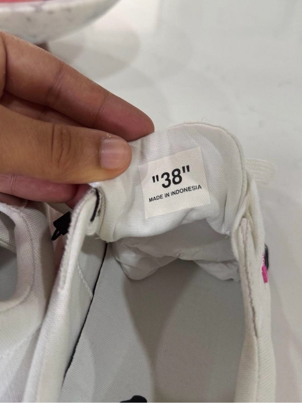 Off-White Kids White Sneakers with Pink Arrow and Black-Striped Sole - Picture 6 of 7